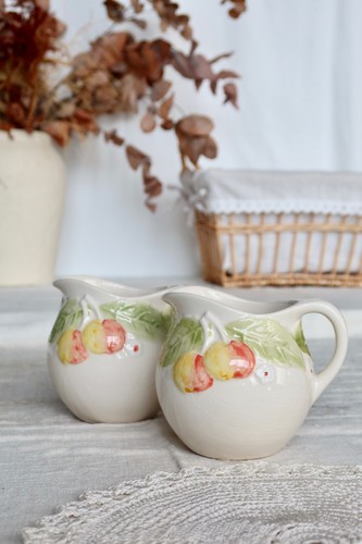 Deux petits pichets vintage