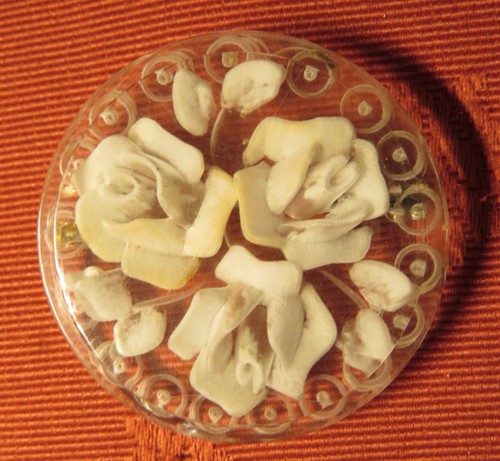 Broche ancienne lucite - ancienne, gravée
