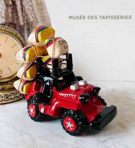 Figurine voiture terre cuite