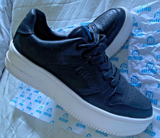 Baskets effet bicolore noir parties ajourées semelle mi haute ton blanc MTNG 38