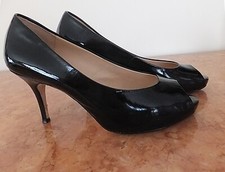 ESCARPINS EN CUIR VERNIS NOIR BY COSMOPARIS*BOUT OUVERT*T. 10 CM *P. 38 *- 25 %*