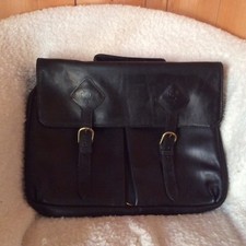 cartable cuir noir en tres  bon état . (AZ/F)