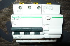 DISJONCTEUR TRIPHASE A9N21046 DIFFERENTIEL A9N21460 SCHNEIDER ELECTRIC C20A 30mA