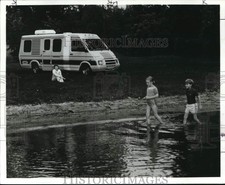 1985 Press Photo Woman & kids