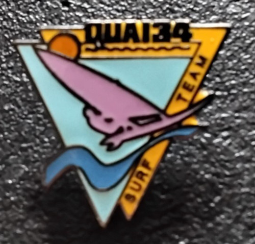 Pin sport surf team - pin’s, quai