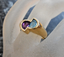 Bague or jaune 18 K sertie amèthyste et topaze bleue   poincon  750  T53