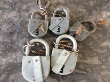 LOT DE 5 ANCIENS CADENAS EN FER - AVEC LEURS CLES & FONCTIONNELS (lot 1)