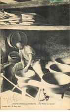 NIEVRE  SAINT AMAND EN PUISAYE  un Potier au travail