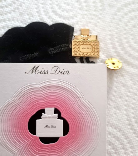 Pin's Miss Dior avec sa carte