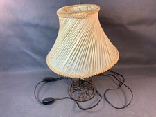 Ancienne lampe avec pied en fer forgé et abat jour en plastique immitation tissu