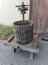 pressoir ancien à fruit ou raisin en état de fonctionner socle 97 cm X 80 cm
