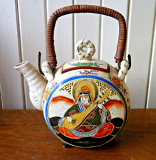 Ancienne theière japonaise décor relief dont un joueur de shamisen