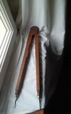 grand compas en bois ancien. Pièce de maitrise