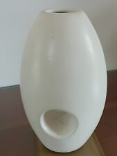 VASE MODERNISTE PERCE EN CERAMIQUE BLANCHE  H= 20cm  Vintage