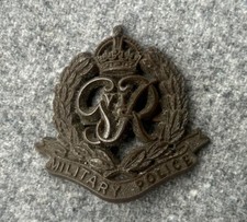 INSIGNE CAP BADGE MILITARY POLICE PLASTIC ECONOMY ANGLAIS BRITISH WW2 WWII 1944