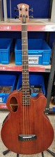 Guitare basse acoustique