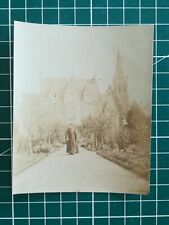 GG066 Photo albuminée circa 1890 TBE 11x8cm curé, prêtre dans son jardin soutane