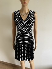 Robe noire et blanche sans