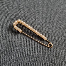 Epingle à nourrice attache