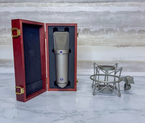 Neumann ai large - u,