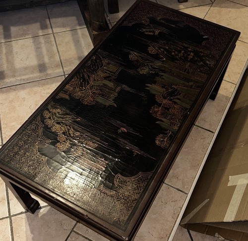 Une table basse laqué - basse, de