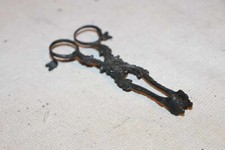 ancien et très rare pince à sucre forme ciseaux ornée d'un décor floral
