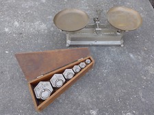 Balance à plateaux force 5kg 6 poids hexagonaux rangés dans un coffrets bois