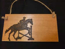 plaque créée main -CHEVAL CAVALIER AU SAUT - cadeau - pyrographie TOUT MESSAGE