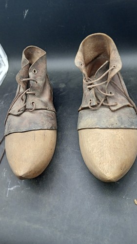 Ancienne paires galoches en - de,