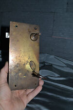 Grosse serrure ancienne à clef pour porte placard, armoire? à une face en laiton