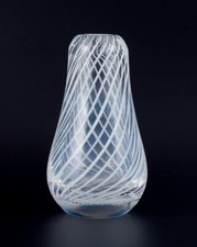 Artiste verrier scandinave. Vase d'art en verre transparent aux lignes blanches