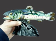 TRUITE SUR SOCLE EN FAIENCE