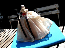 Bel Marquise poupée porcelaine ancienne robe en dentelles à petit pois 19 èm Siè