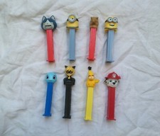 LOT DE 8 DISTRIBUTEURS ANCIENS BONBONS PEZ EN TRES BON ETAT