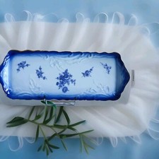 Tharaud porcelaine de Limoges plat à cake bleu de four et fleurs dont roses