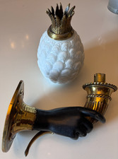 JANSEN  Grande applique en bronze, main de nubien tenant un ananas en verre