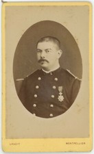 CDV militaire circa 1880. Capitaine, 2 sur le col avec Ordre royal du Cambodge.