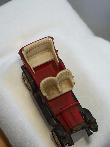 Voiture miniature ancienne