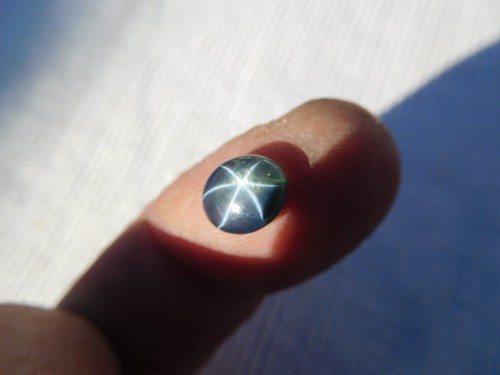Saphir cabochon étoilé bleu