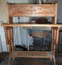 Présentoir-jardinière avec dessins ciselés dans le bois  Intérieur : bac en zinc