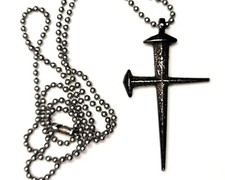 Croix Stylisée En Fer Forgé Sur Chaîne Mesure 55 X 31Mm