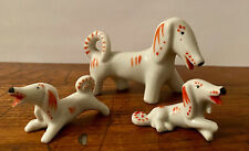 Chien Teckel et deux chiots en porcelaine