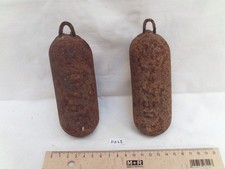 Ancienne paire de Poids d'horloge en fonte 1660 g et 1685 g H: 14,5 cm (DD42)