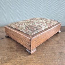 Ancien repose-pieds à fleurs