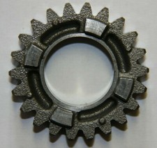 PIGNON 4eme SUR ARBRE PRIMAIRE 4TH GEAR T22 2S21714100 YAMAHA YZF450