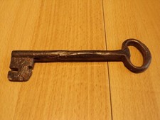 Clé porte fer forgé ( 15,4 cm de long 3,7 de large au niveau du boute de clé )