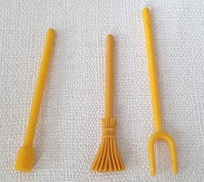LOT DE 3 OUTILS JAUNES POUR FERME JARDIN PLAYMOBIL