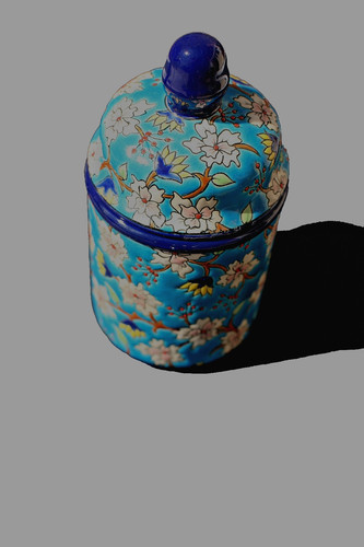 Pot avec couvercle authentique