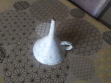 entonnoir ancien en tôle émaillée blanc avec anse