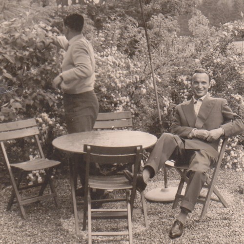 Homme assis dans jardin - le,